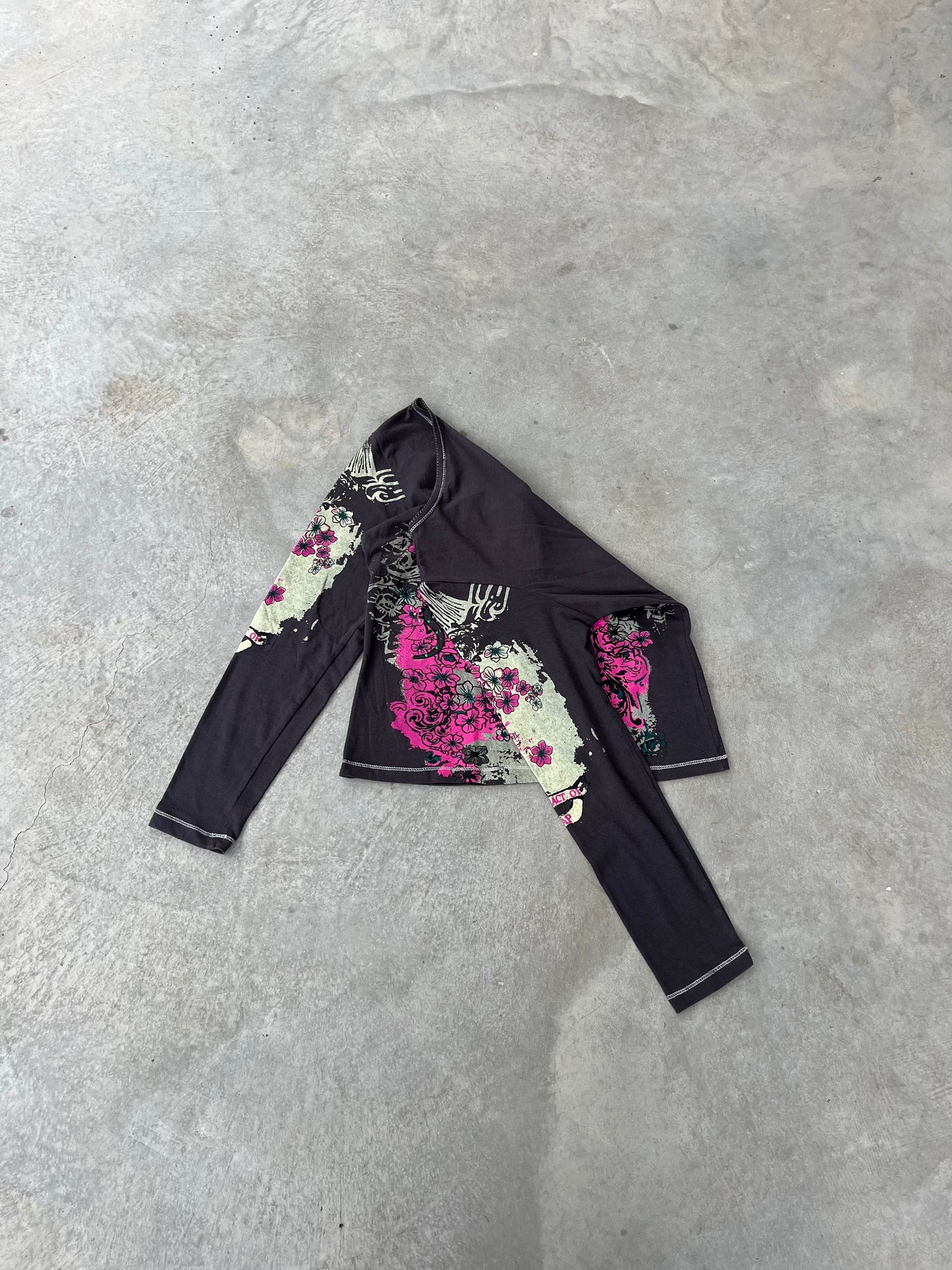 2000S - GRAPHIC V NECK LONGSLEEVE - M