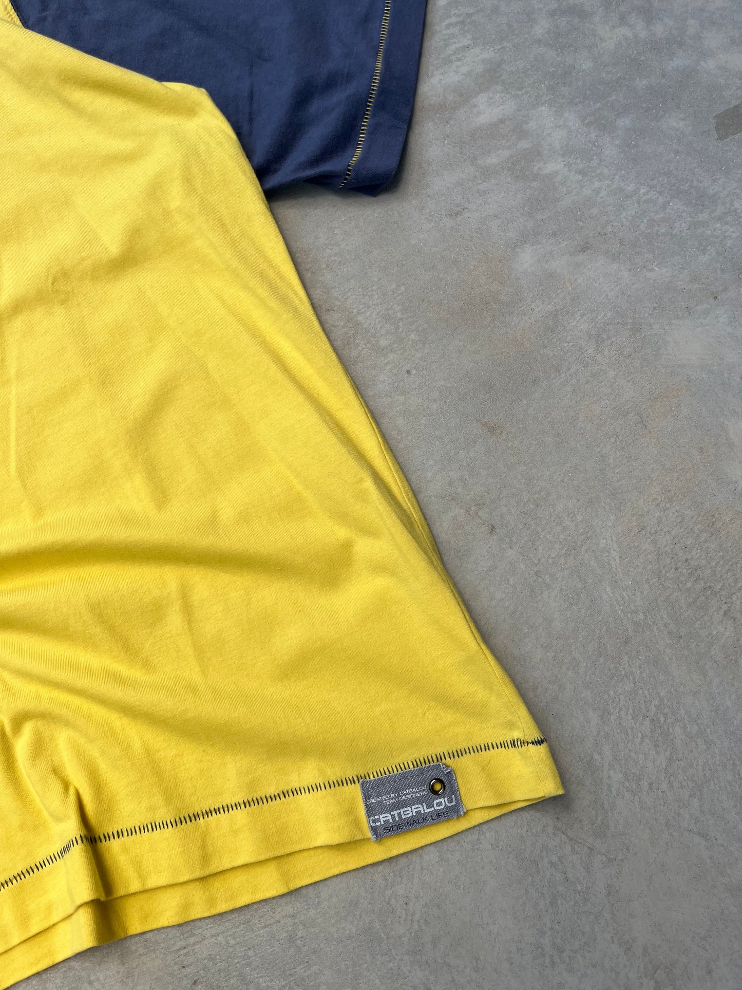 1990S - NAVY/YELLOW EMBROIDERED & PRINTED TSHIRT - L