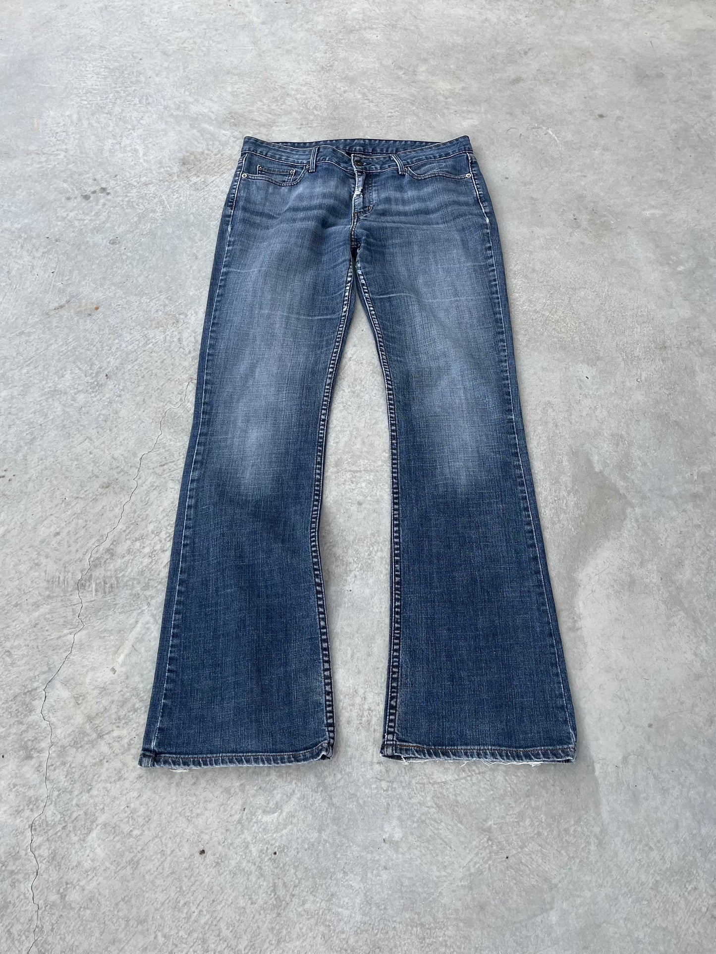 2000S - MID RISE LEVIS FLARED FADED JEANS - 42