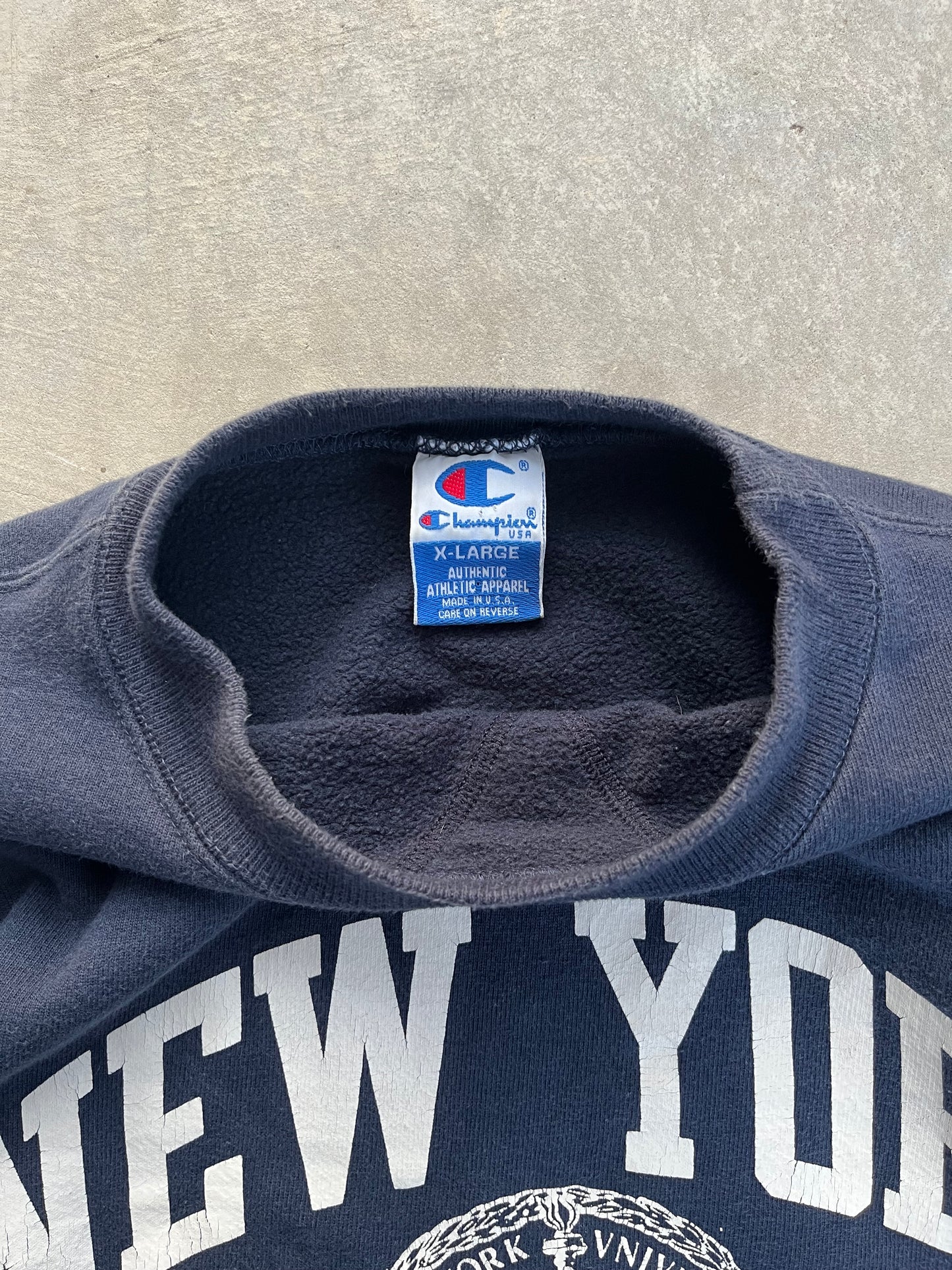 1990S - CHAMPION „NEW YORK UNIVERSITY“ NAVY CREWNECK - XL
