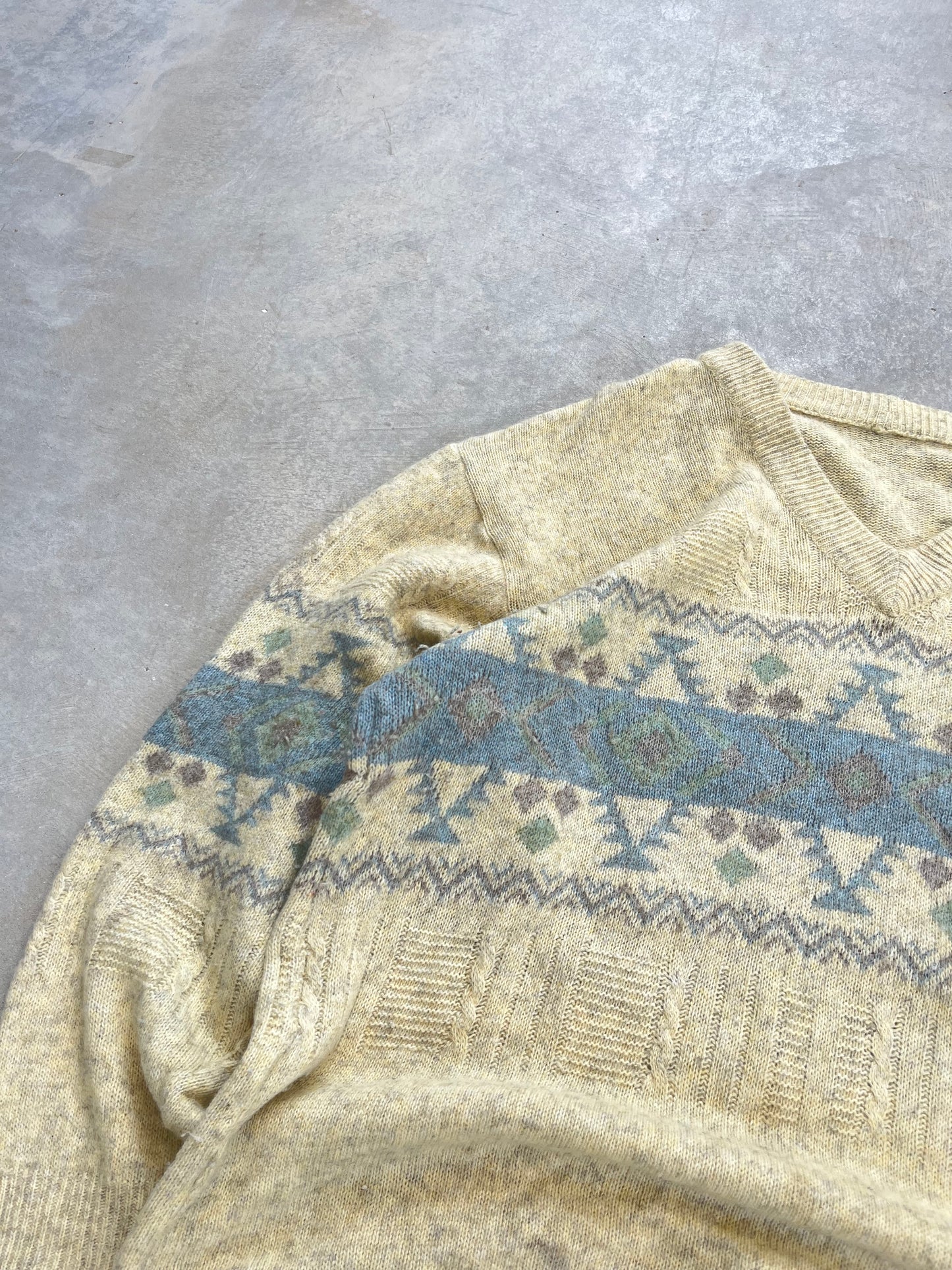 1990S - YELLOW PATTENED KNIT V NECK SWEATER - L