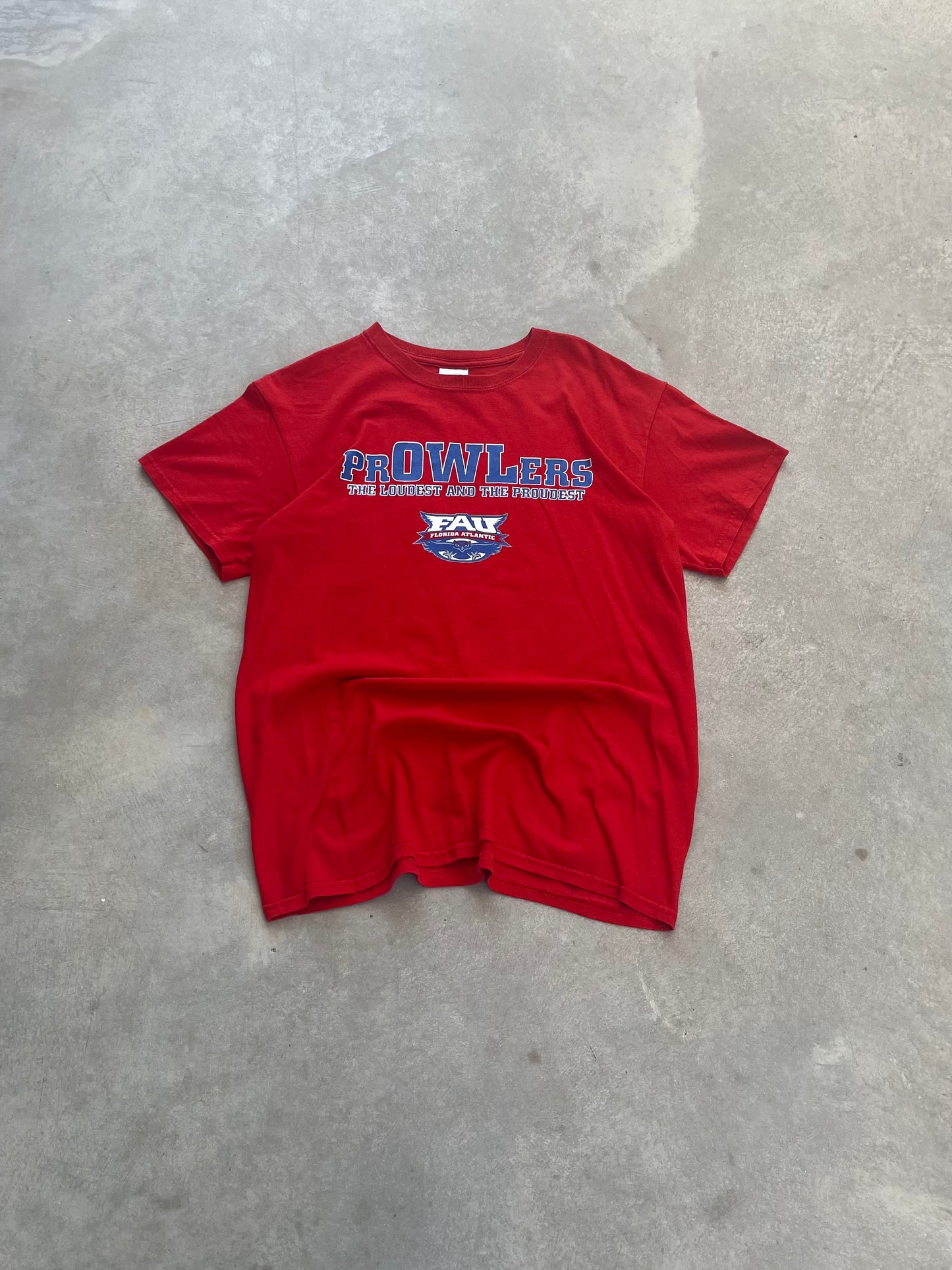 2000S - GILDAN “PROWLERS” PRINTED GRAPHIC TSHIRT - M