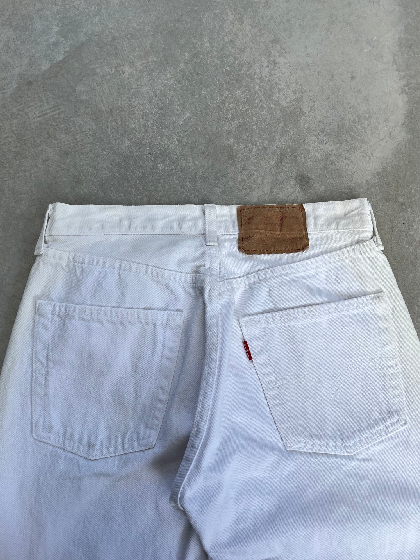 2000S - WHITE STRAIGHT LEG 501 LEVIS JEANS - 34-6