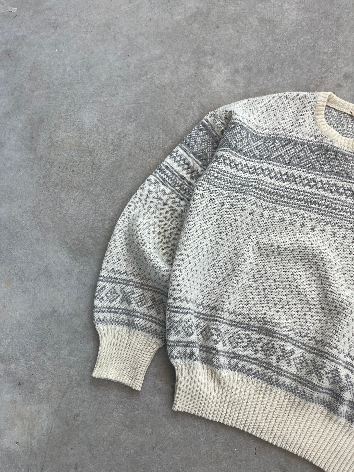 1990S - GRAY & CREAM PATTERNED SWEATER - M
