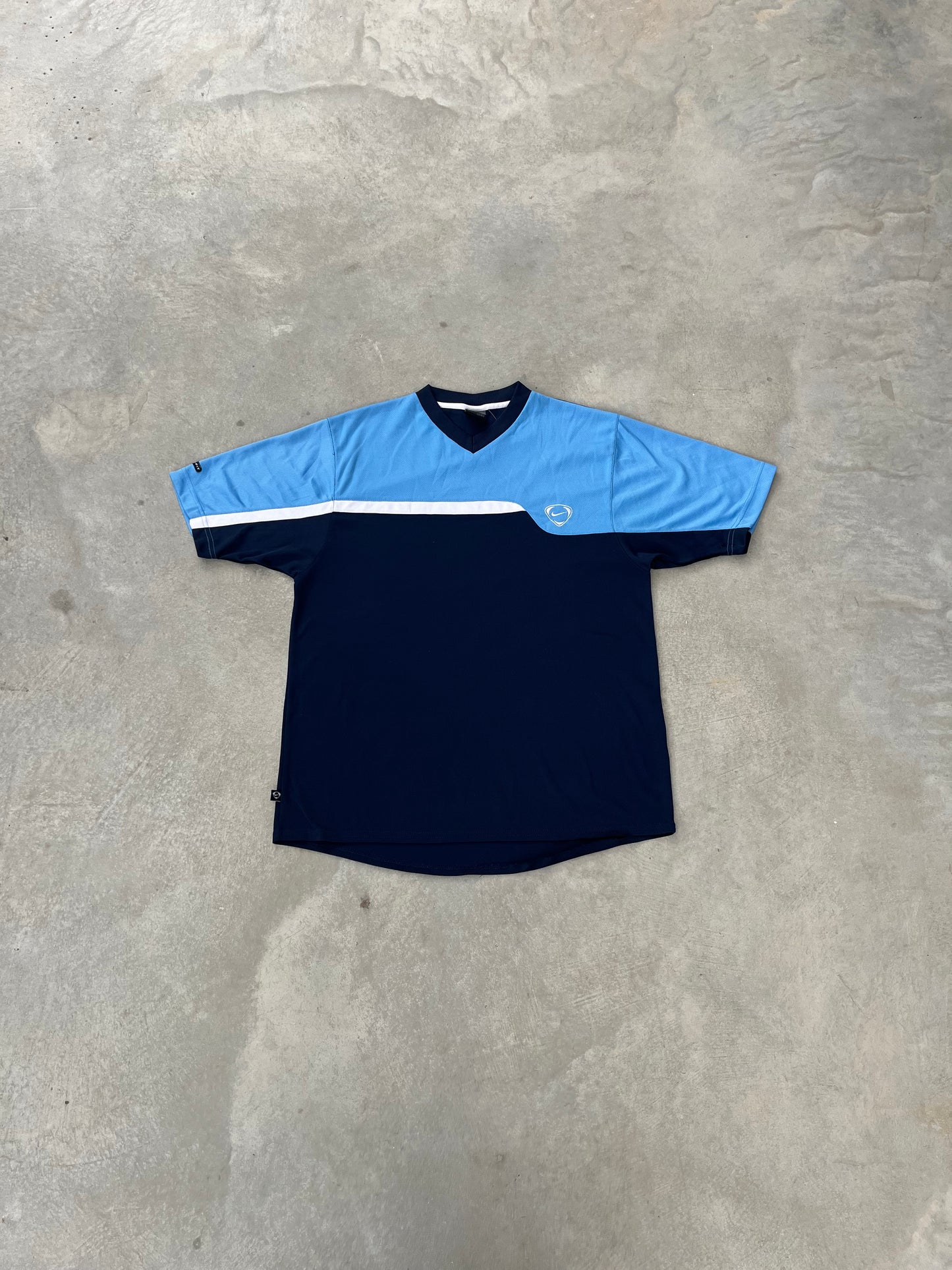2000S - NIKE NAVY & LIGHT BLUE SPORTS TSHIRT - M