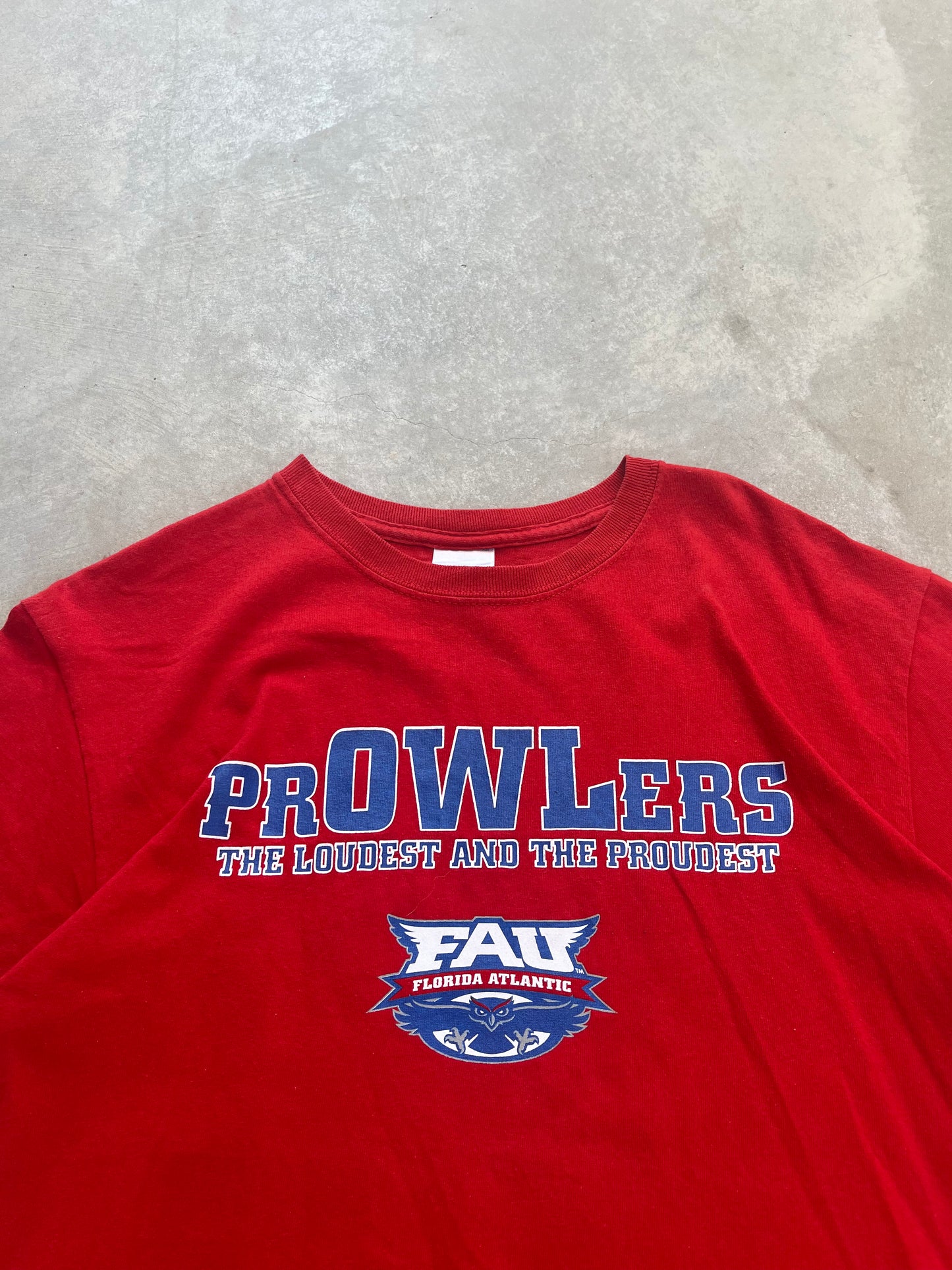 2000S - GILDAN “PROWLERS” PRINTED GRAPHIC TSHIRT - M