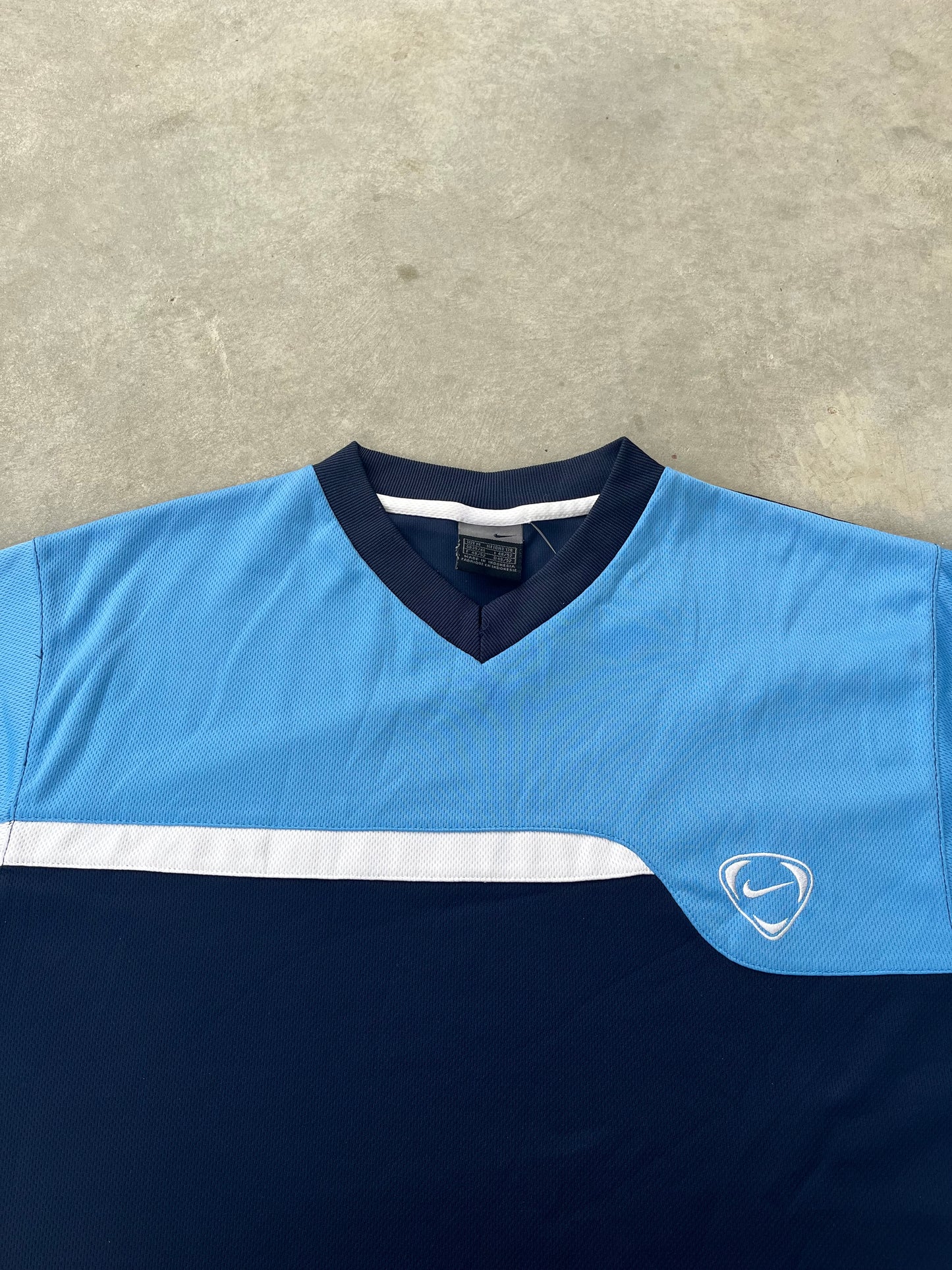 2000S - NIKE NAVY & LIGHT BLUE SPORTS TSHIRT - M