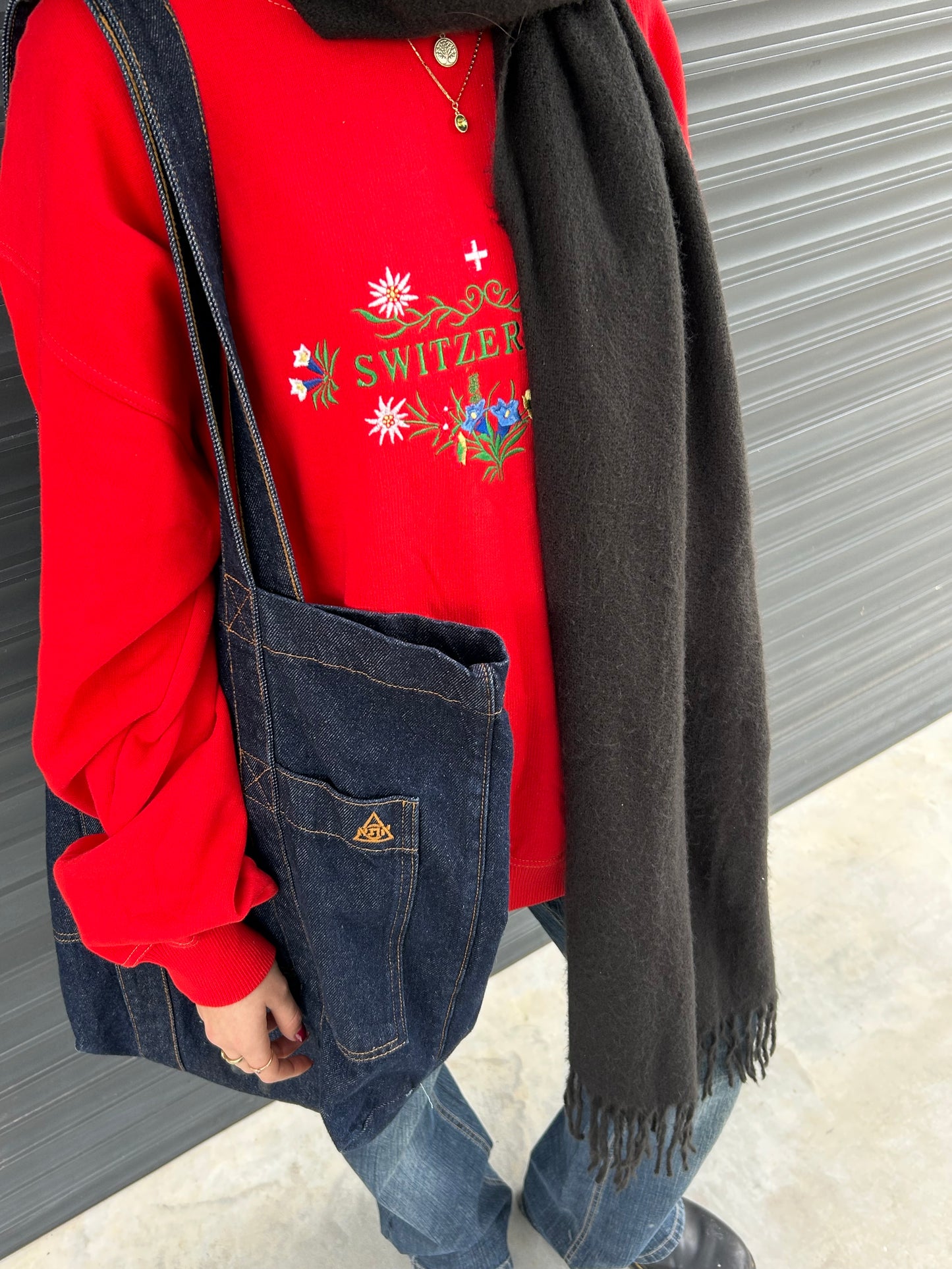 1990S - RED EMBROIDERED SWITZERLAND SWEATSHIRT - L