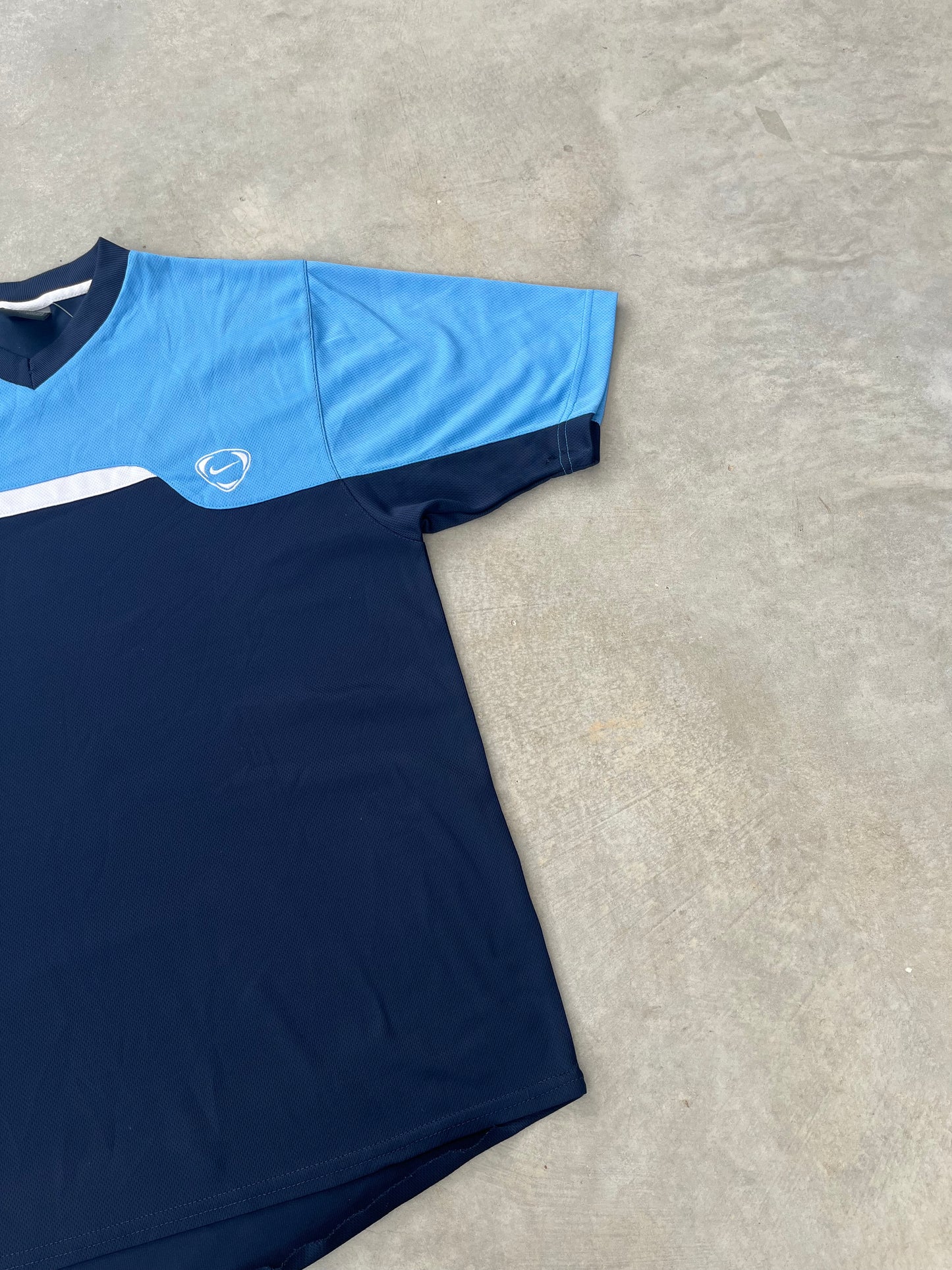 2000S - NIKE NAVY & LIGHT BLUE SPORTS TSHIRT - M
